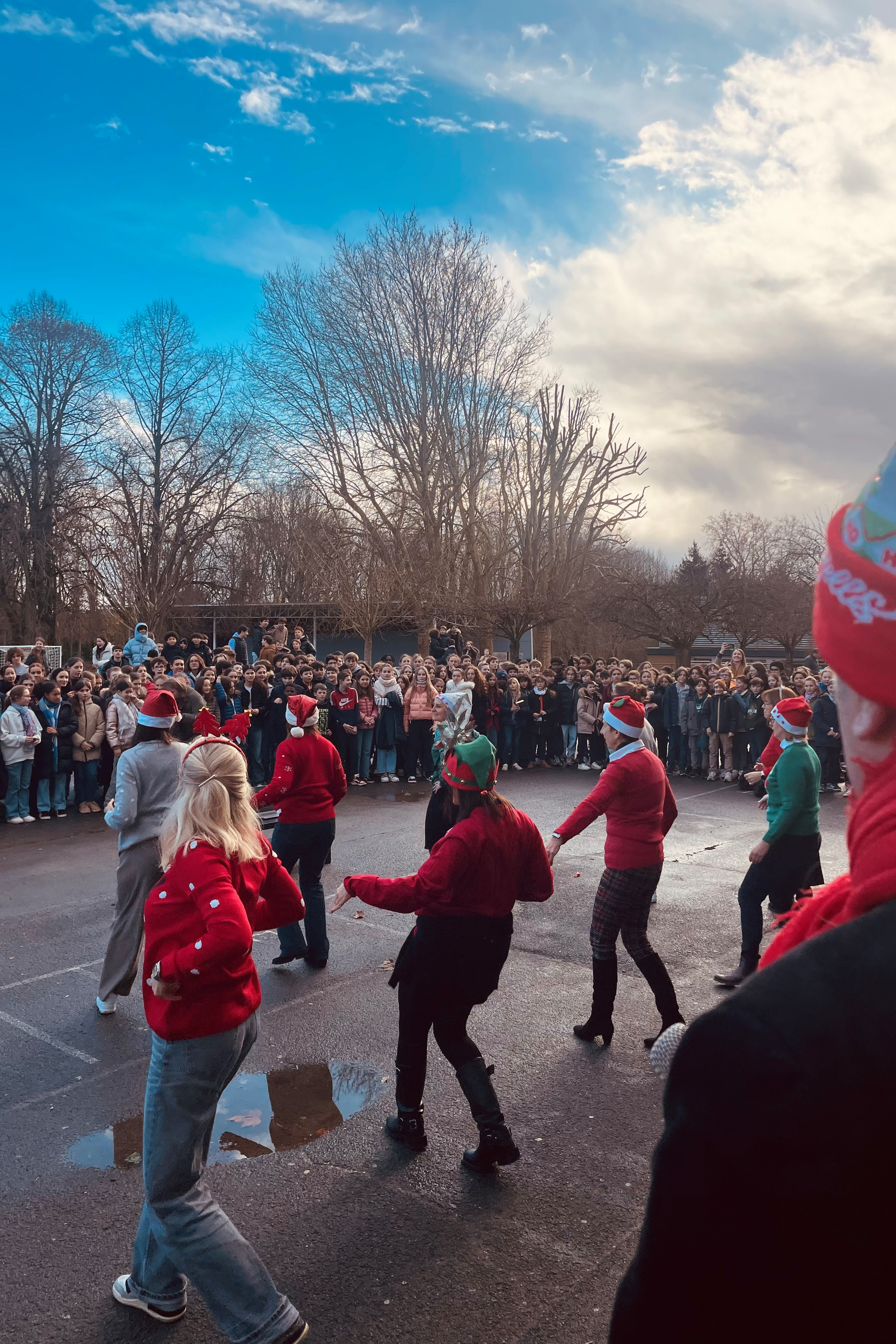 19 Décembre - Danse de Noël de nos enseignants pour les élèves ! 