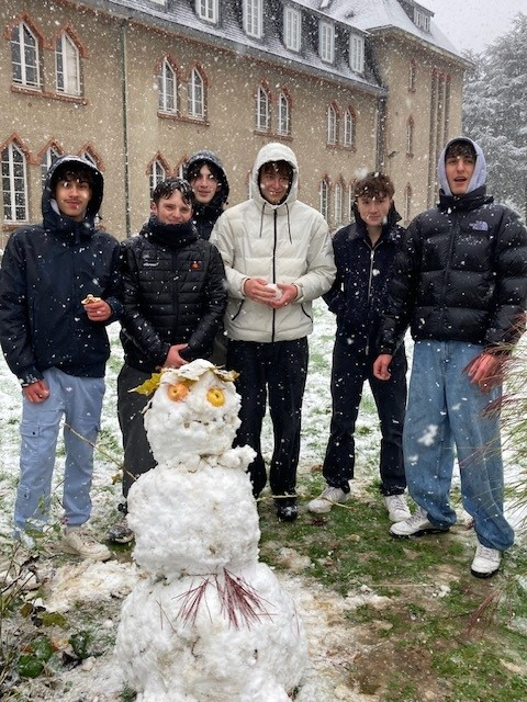 21 Novembre 2024 - Petit moment de détente sous la neige pour nos grands lycéens :) !  